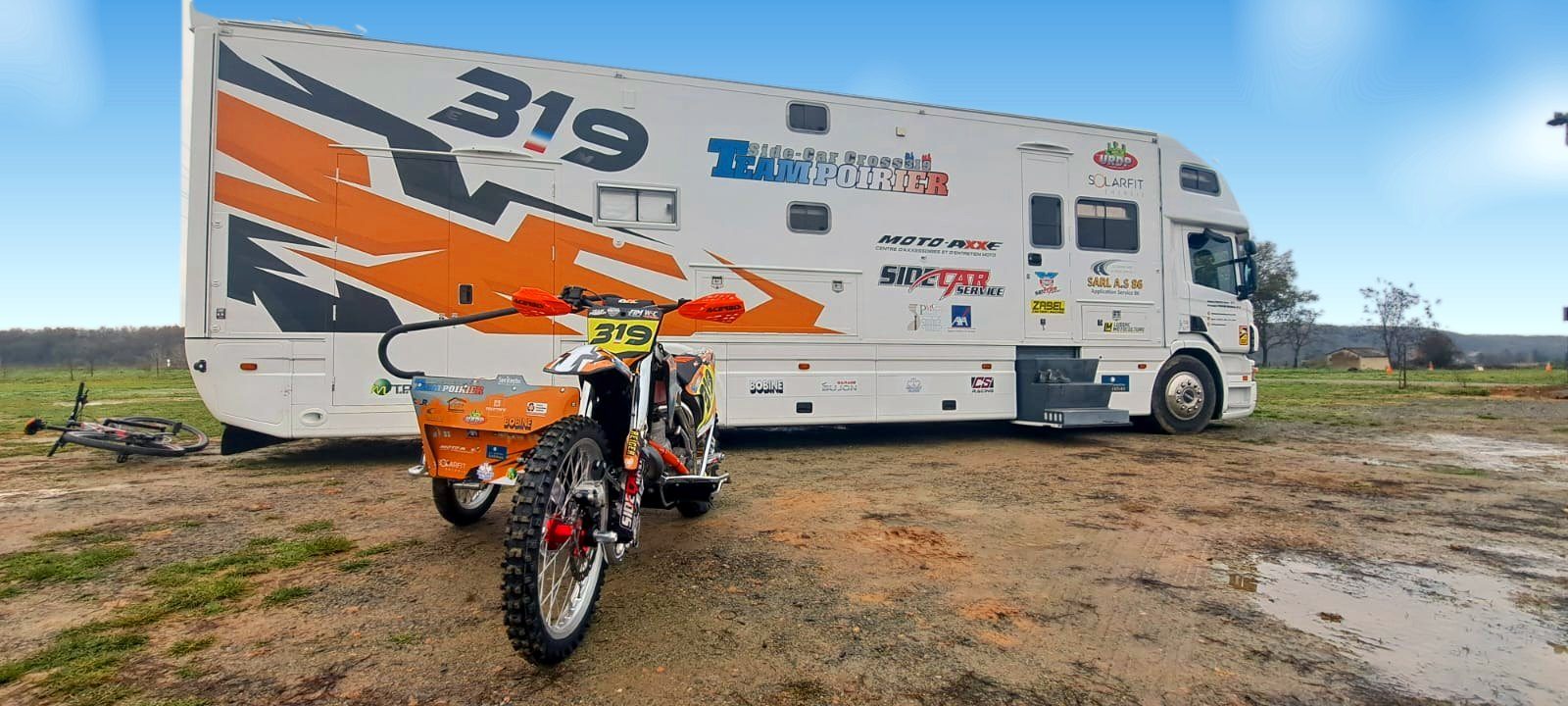 Le side car du Team Poirier 319 devant le camion de l’équipe