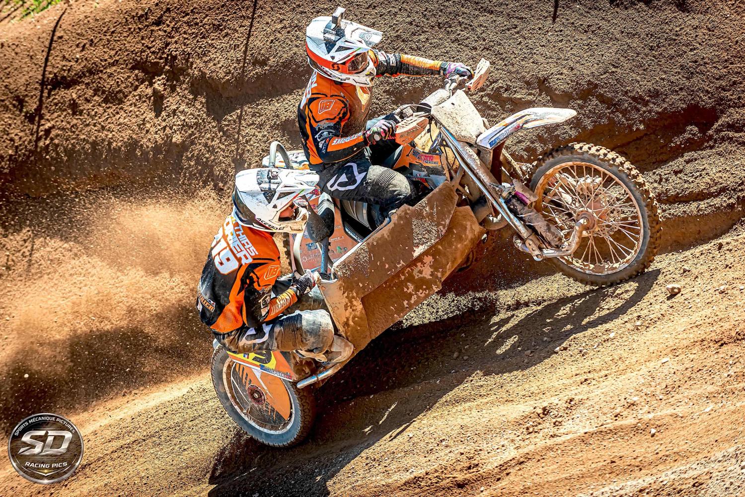Le side-car du Team Poirier 319 en pleine courbe